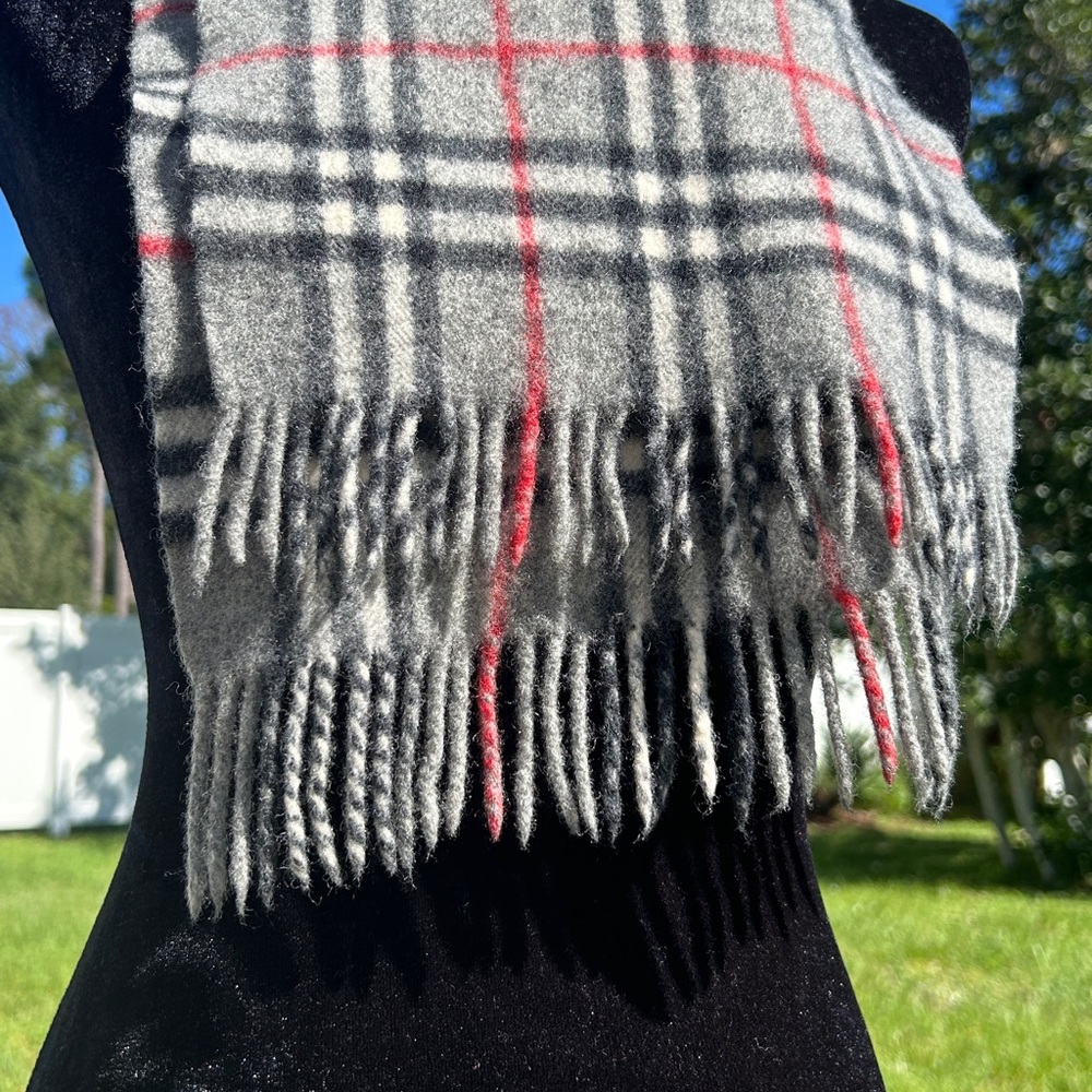 Burberrys’ Of London 100% lambswool scarf - Picture 11 of 11